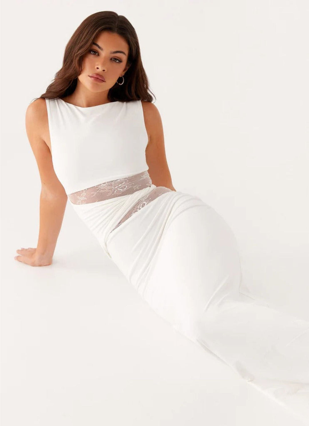 Leni | Robe maxi ajustée avec des découpes subtiles et un laçage