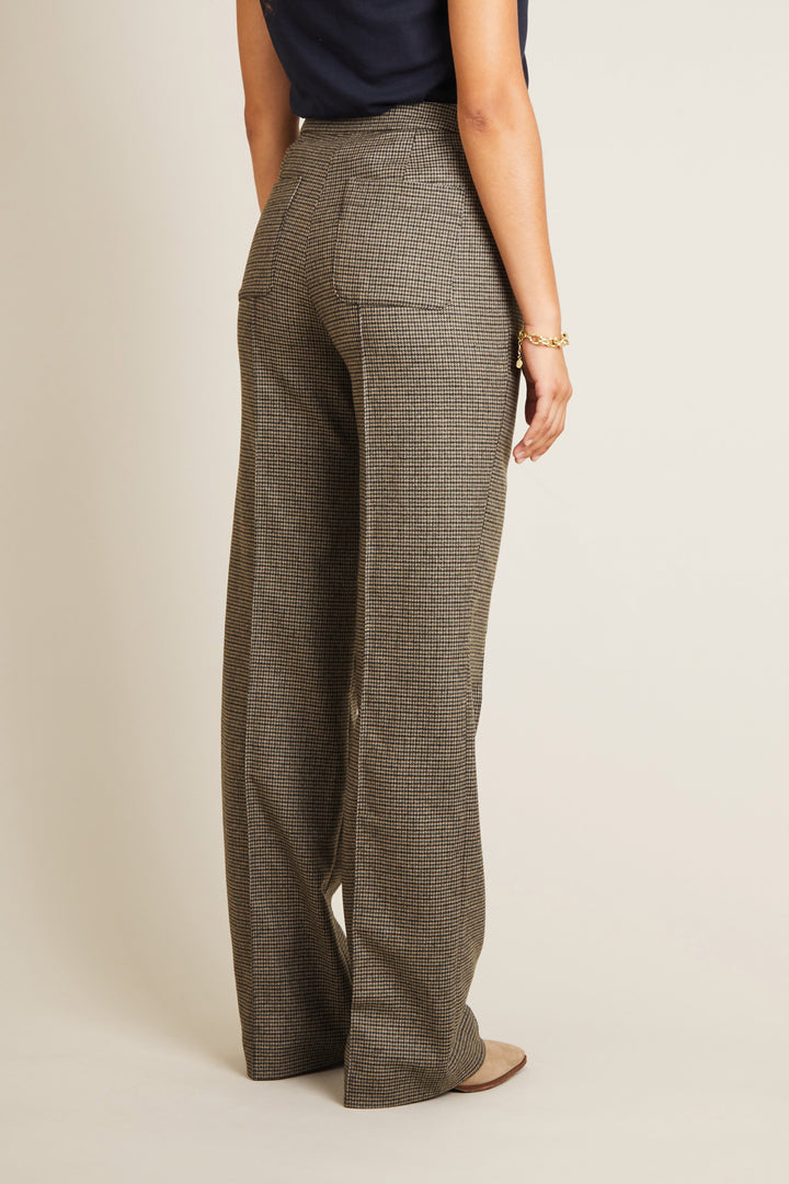 Pants with patch pockets and houndstooth pattern