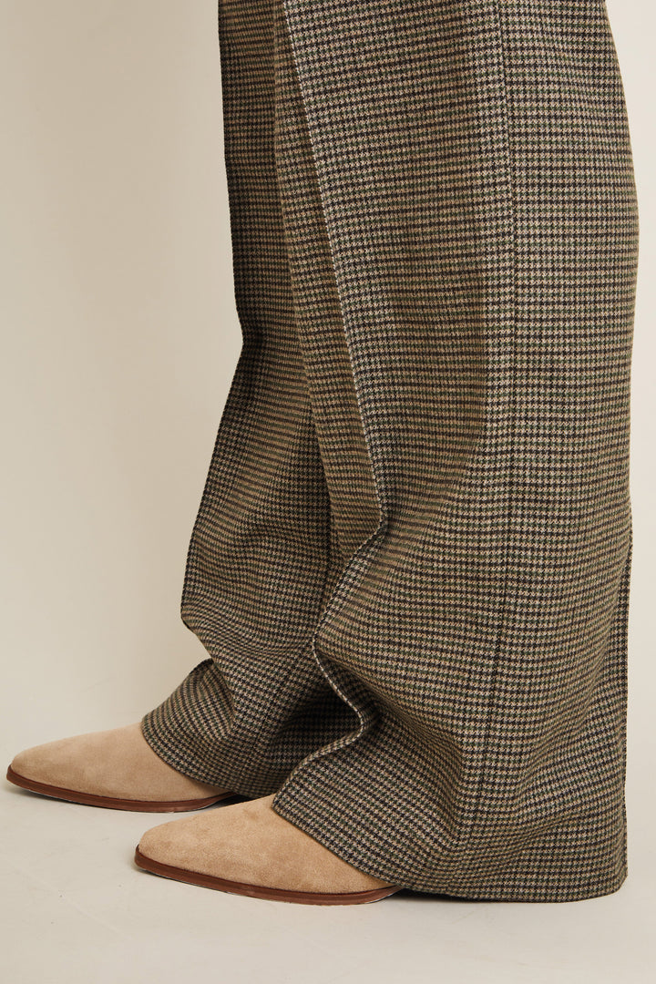 Pants with patch pockets and houndstooth pattern