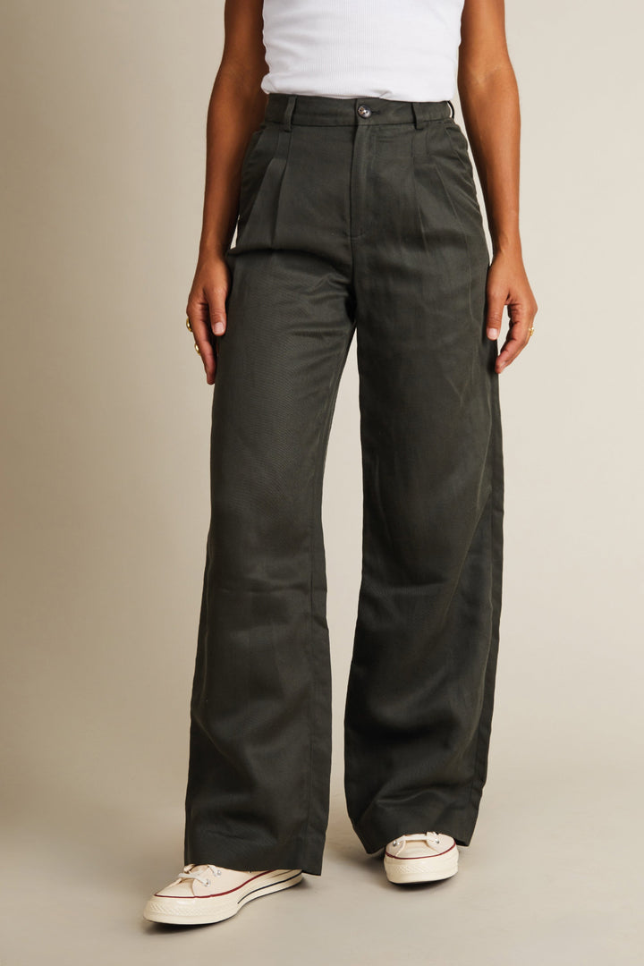 Green lightweight pleated pants